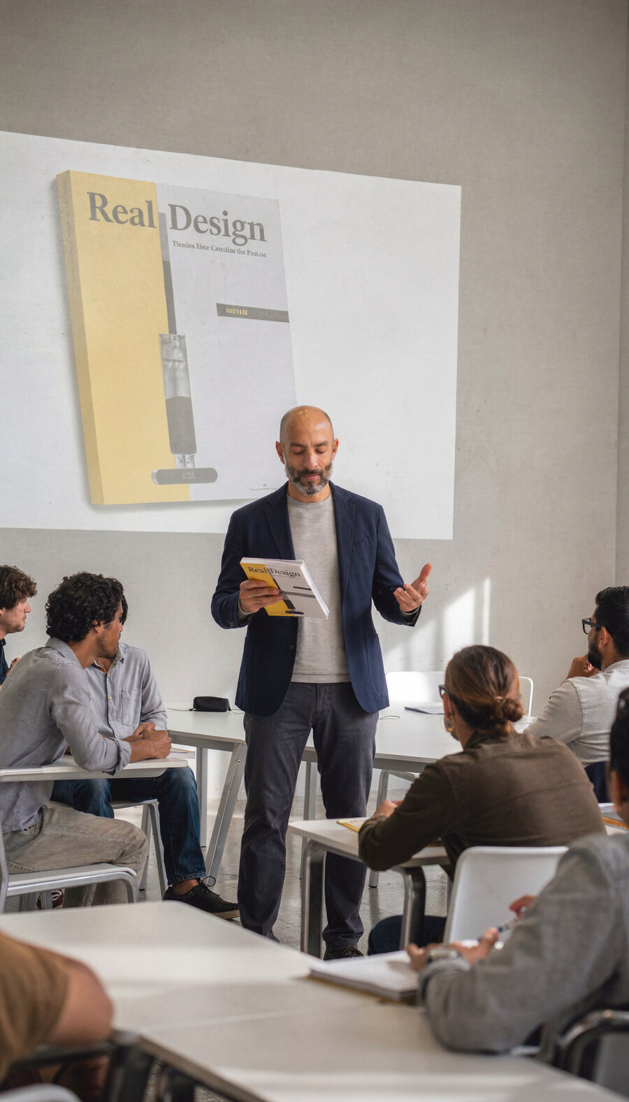 Enrico Secci durante un'attività di design, insegnamento o produzione