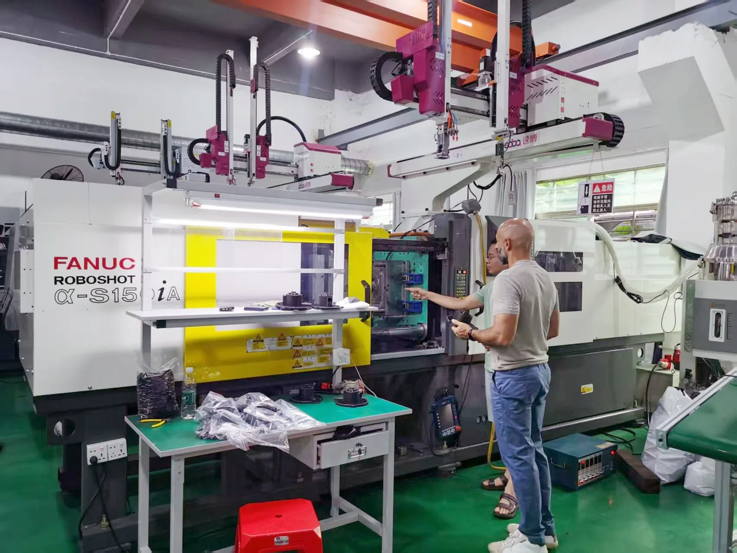 Linea di stampaggio a iniezione durante una verifica